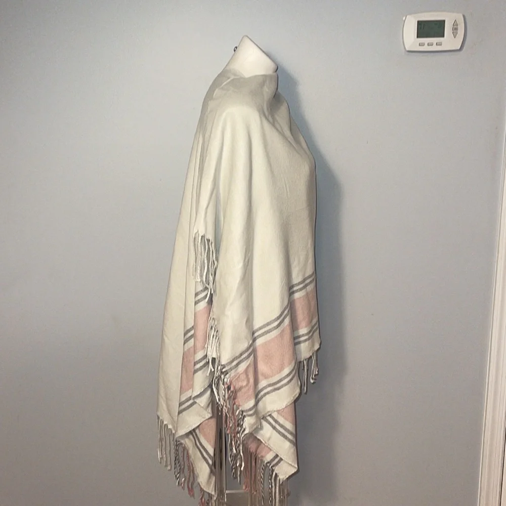 Siizu Causebox Collaboration NWT ladies 100% Viscose fringe wrap.